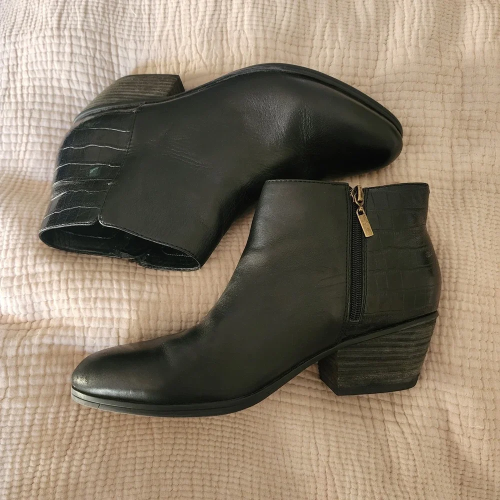 CLARKS Women's Addiy Zora Ankle Bootie Black Leather Alligator Embossed Sz‎ 11 M